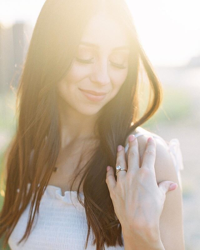 'Tis the season for marriage proposals! Today on the blog, I'm sharing my top tips for popping the question! Click the link in my profile to read!⠀
⠀
Ladies, if you need to drop some hints, you have my permission to tag your significant other in this post 😉